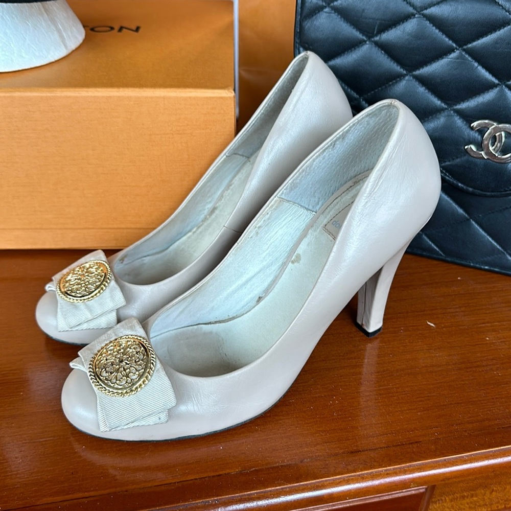 3 for $30💖 Dolce Vita Size 7.5 Leather Cream Pumps Shoes Heels Gold Buckle Bow